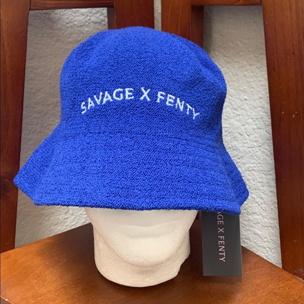 🔹NEW

.. SAVAGE X FENTY FUZ BUCKET HAT..